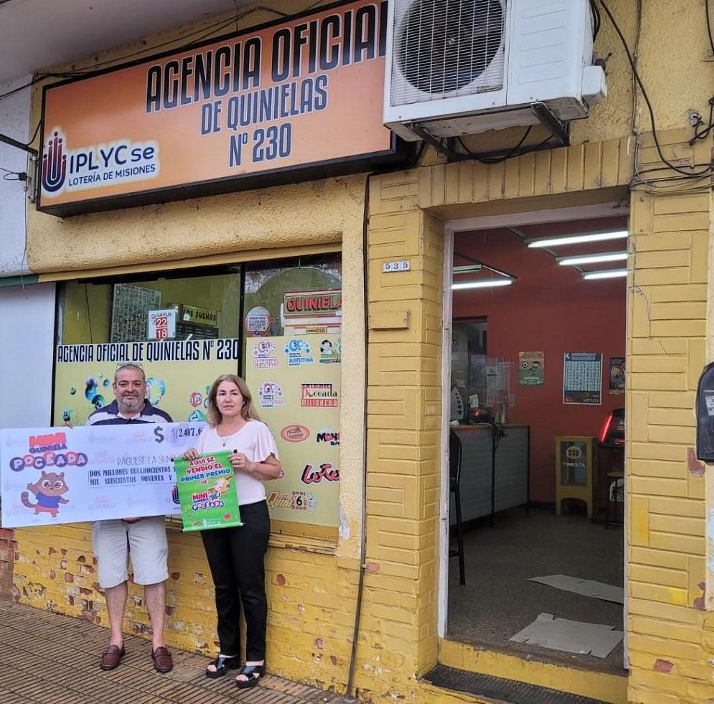 Gustavo Ayala y Cristina Macrón, frente a su Agencia, felices de vender el primer premio de la Mini Poceada.