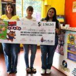 Mirta junto a María y otra compañera, muestran el cheque del premio. Felíz, porque vendió un primer premio.
