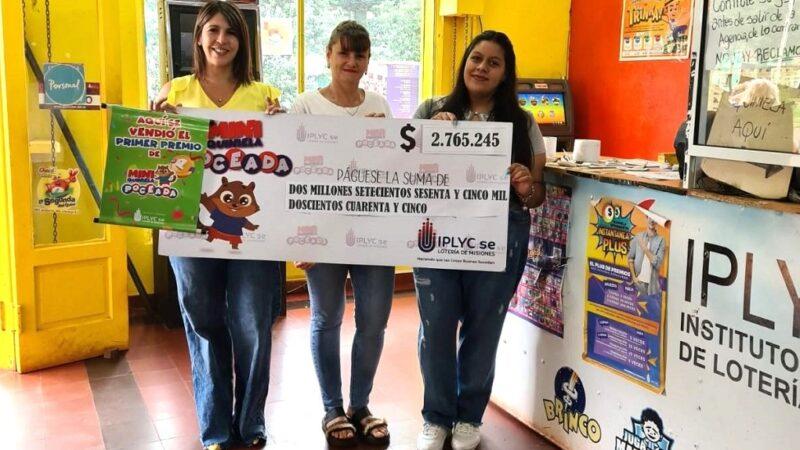Mirta junto a María y otra compañera, muestran el cheque del premio. Felíz, porque vendió un primer premio.
