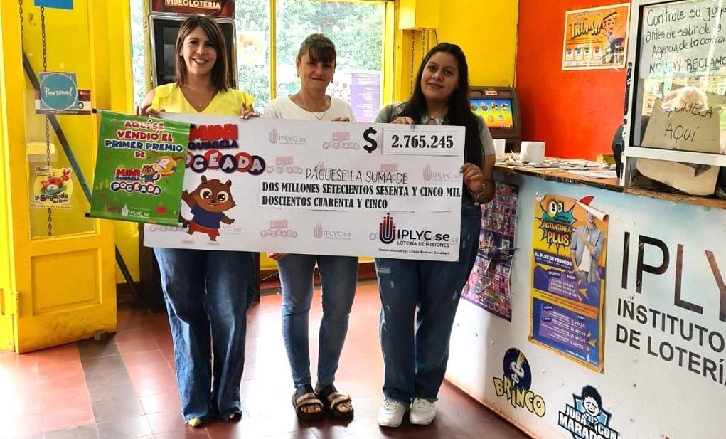 Mirta junto a María y otra compañera, muestran el cheque del premio. Felíz, porque vendió un primer premio.