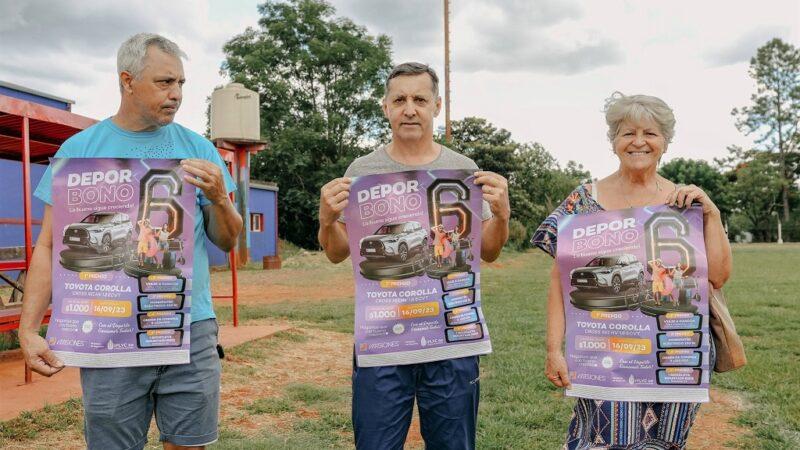 3 representantes de entidades deportivas muestran el afiche de promoción del Deporbono 6.