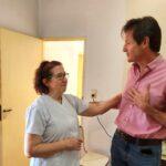 Héctor Decut y una docente charlan animadamente durante el operativo Estamos con vos.