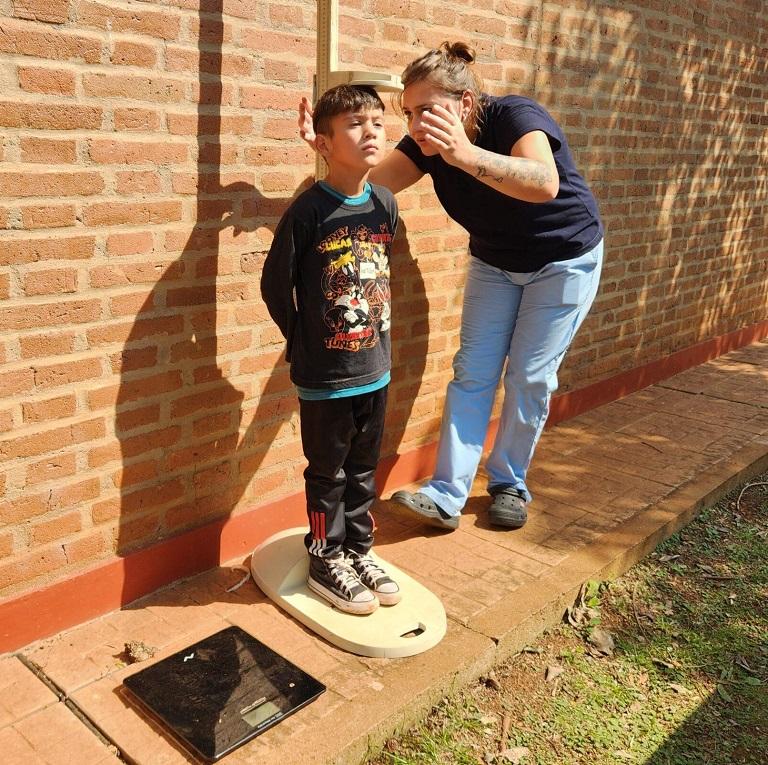 Colaboradora del operativo realiza control de talla y peso a un niño.