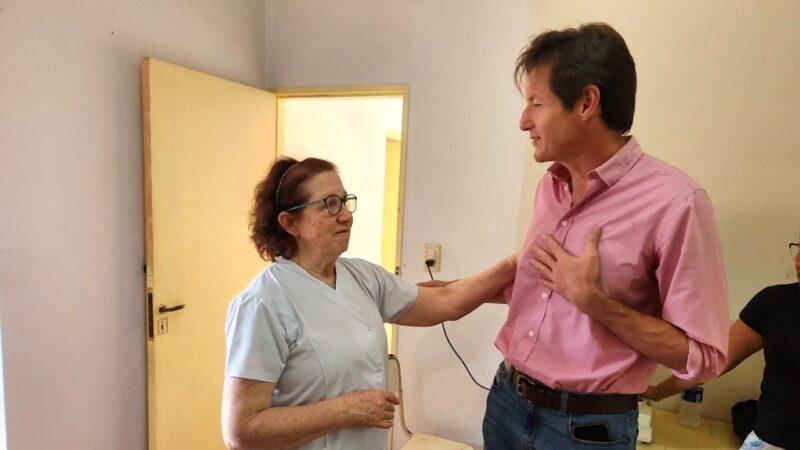 Héctor Decut y una docente charlan animadamente durante el operativo Estamos con vos.