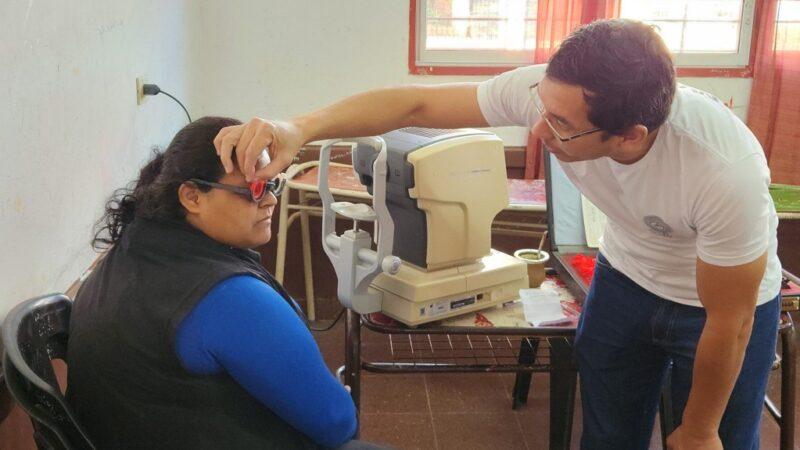 Oftalmólogo realiza control a vecina durante el operativo Estamos con vos.