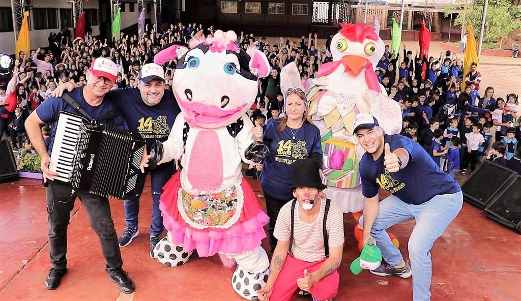 Equipo de Gurises Felices junto al público infantil en el 50 aniversario de Villa Cabello.