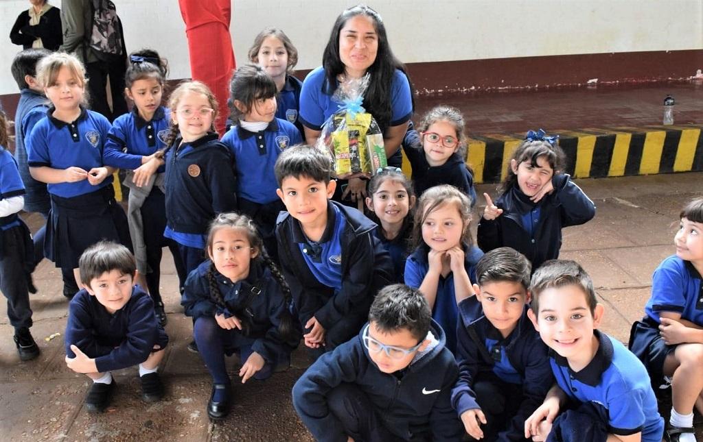 Niños de Nivel Inicial con su maestra reunidos en el polideportivo de la Fundación Villa Cabello.