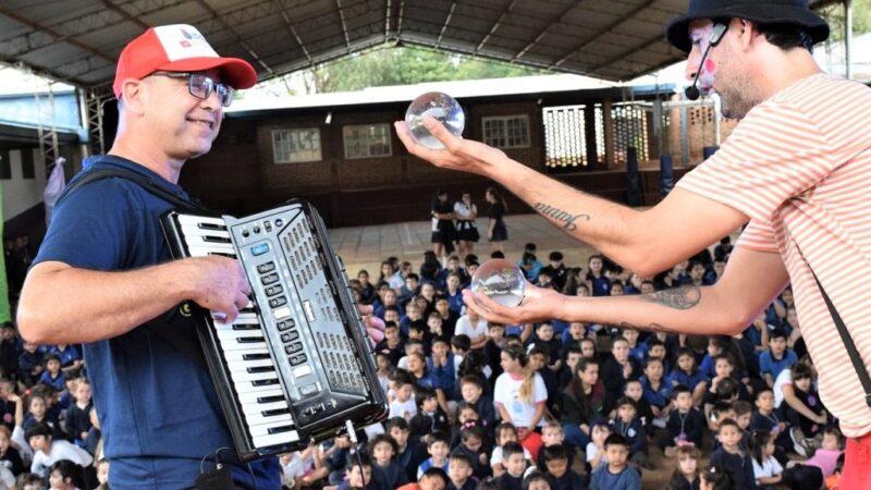 Poca Sopa hace malabares con pelotas de vidrioacompañado de un acordeonista, frente al público infantil.