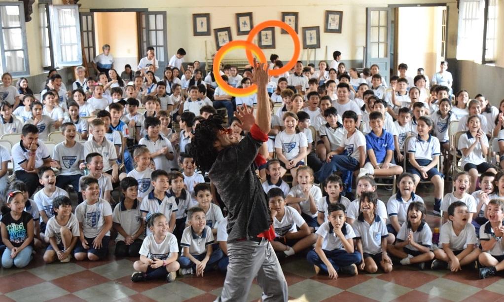 Payaso Tata Pó hace malabares con aros frente a los niños sorprendidos. Fue un encuentro a pura carcajada