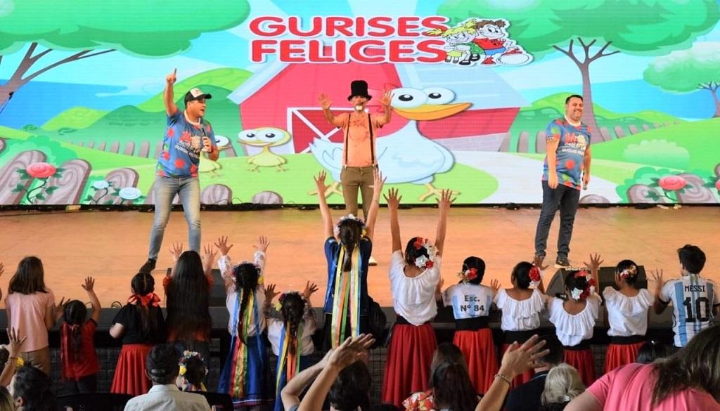 Equipo de Gurises, sobre el escenario canta y baila con la niñez de todas las naciones con sus trajes típicos.