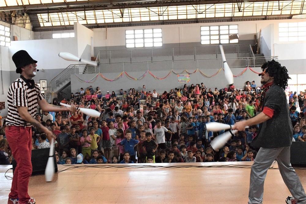 Poca Sopa t Tata Pó hacen malabares frente al público infantil.