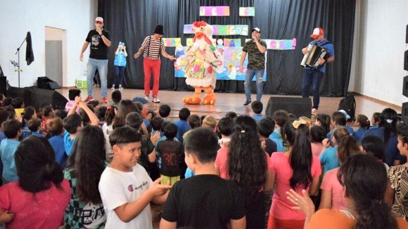 Gurises Felices actúa sobre el escenario frente al público infantil en el cierre de gira para la infancia misionera.