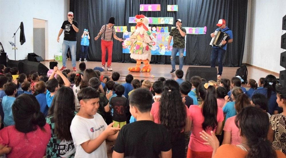 Gurises Felices actúa sobre el escenario frente al público infantil en el cierre de gira para la infancia misionera.