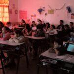 Alumnos de la Escuela 731 escuchan con interés las charlas sobre prevención de adicciones.