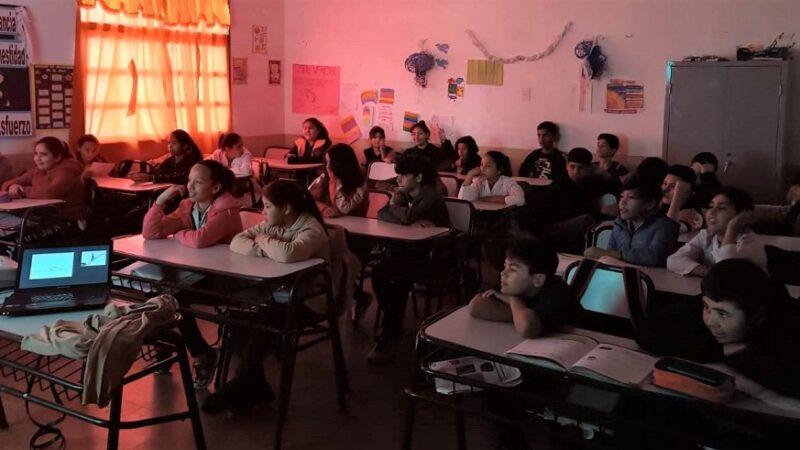 Alumnos de la Escuela 731 escuchan con interés las charlas sobre prevención de adicciones.