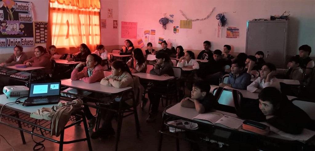 Alumnos de la Escuela 731 escuchan con interés las charlas sobre prevención de adicciones.