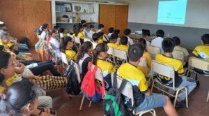 Alumnos y docentes de Escuela 732 miran video durante la charla de prevención de adicciones.