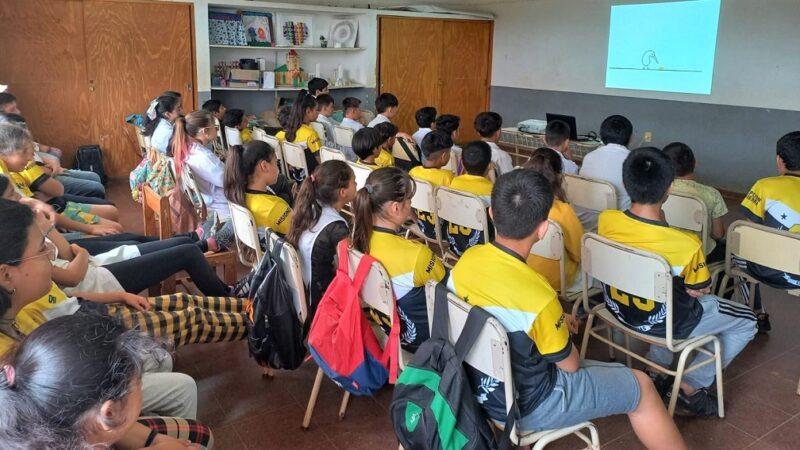 Alumnos y docentes de Escuela 732 miran video durante la charla de prevención de adicciones.