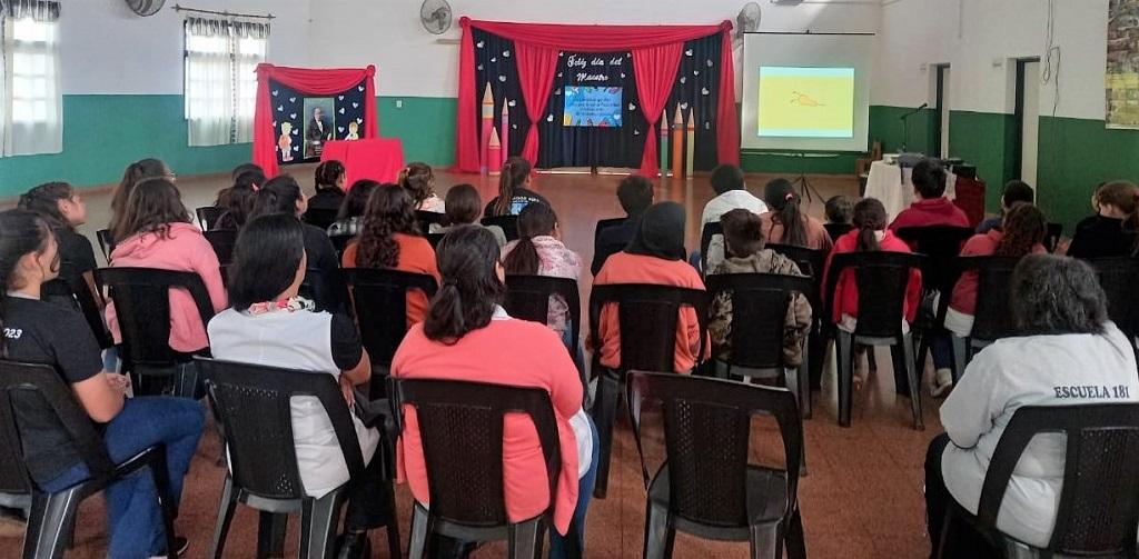 Alumnos de la Escuela 181 miran atentos un video durante las charlas sobre prevención de adicciones.