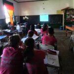 Alumnos miran video durante la charla de prevención de adicciones en las escuelas de Puerto Rico.