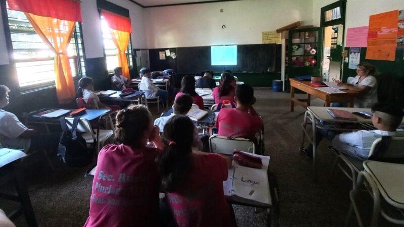 Alumnos miran video durante la charla de prevención de adicciones en las escuelas de Puerto Rico.