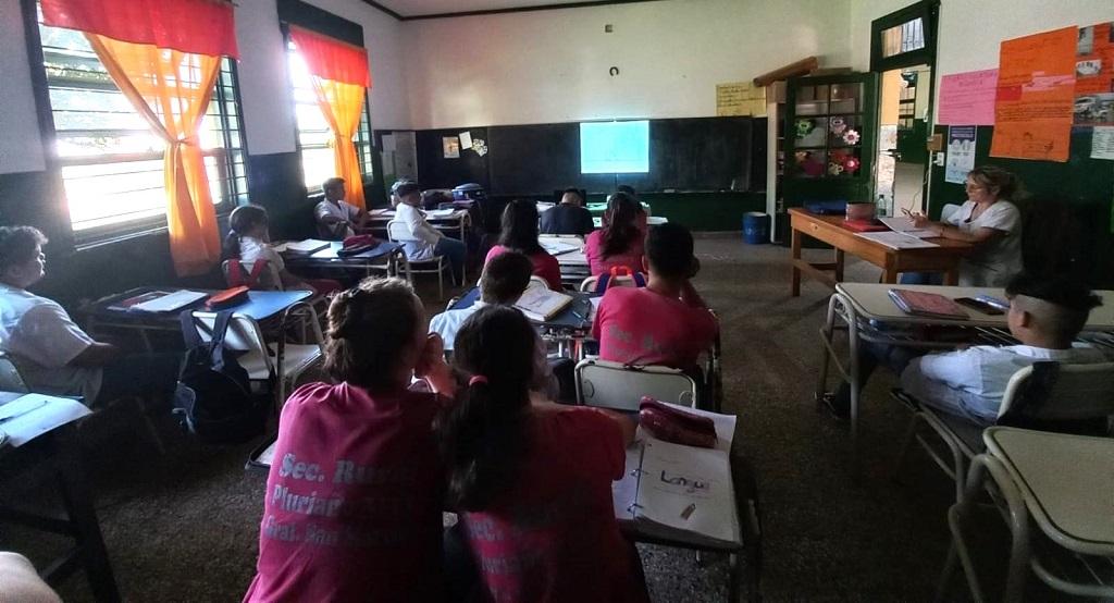 Alumnos miran video durante la charla de prevención de adicciones en las escuelas de Puerto Rico.