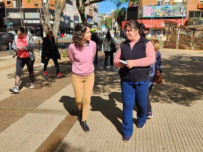 Isabel Zilveti charla con una señora en la plaza.