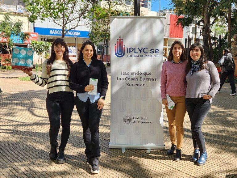 Marisa Seewald, Gabriela Peralta, Isabel Zilveti y María Díaz Beltrán. Intervención urbana en plaza 9 de Julio.