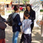 Gabriela Peralta y María Díaz Beltrán realizan juego con pelota junto a dos niños durante la intervención urbana en plaza 9 De Julio.