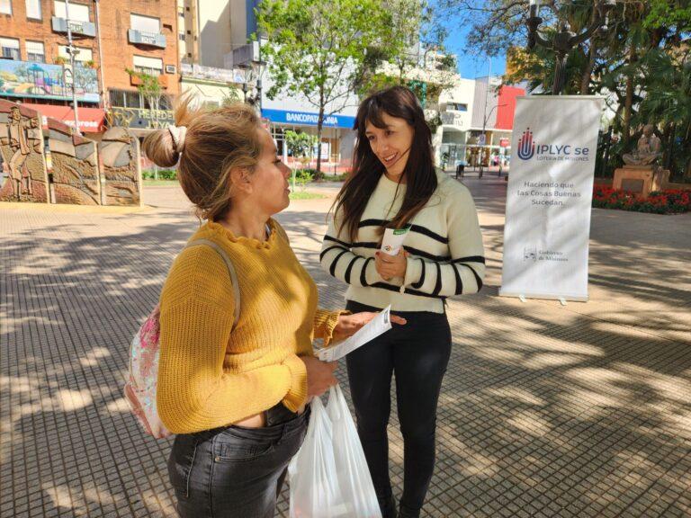 Marisa Seewald charla con una señora en la plaza.