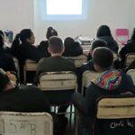 Alumnos de la Escuela 541 miran video durante una de las charlas de prevención en las escuelas, de Juego Responsable.