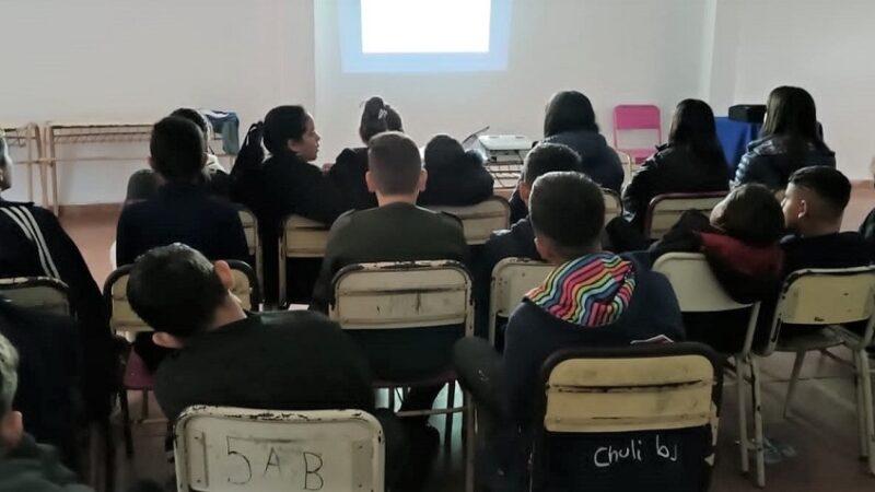 Alumnos de la Escuela 541 miran video durante una de las charlas de prevención en las escuelas, de Juego Responsable.