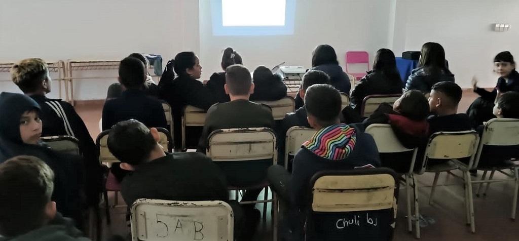 Alumnos de la Escuela 541 miran video durante una de las charlas de prevención en las escuelas, de Juego Responsable.