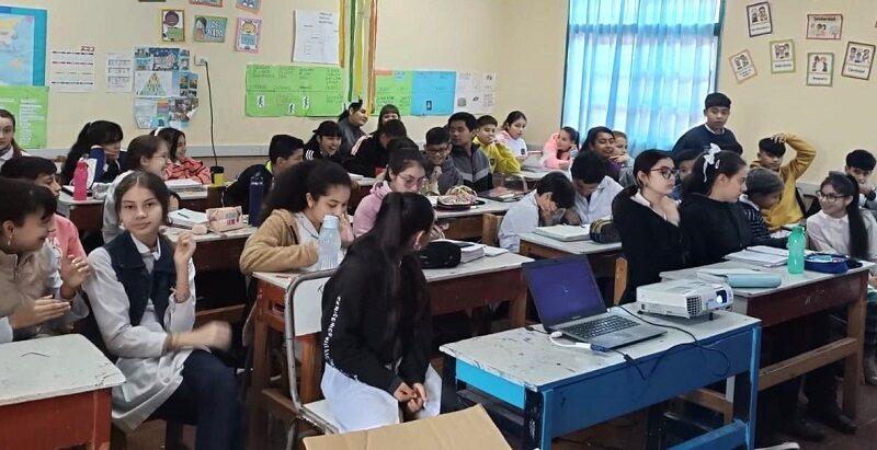 Alumnos de la Escuela 59 durante la charla sobre el uso de las pantallas, con Juego Responsable.