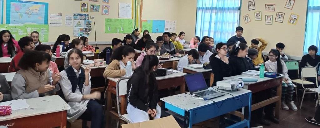 Alumnos de la Escuela 59 durante la charla sobre el uso de las pantallas, con Juego Responsable.