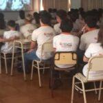 Alumnos del Instituto Kolping miran video durante charla de prevención de adicciones.