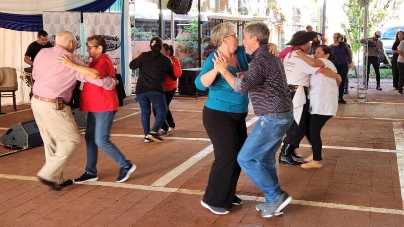 Cuatro parejas bailan chamamé durante el encuentro de abuelos en Villa Cabello.