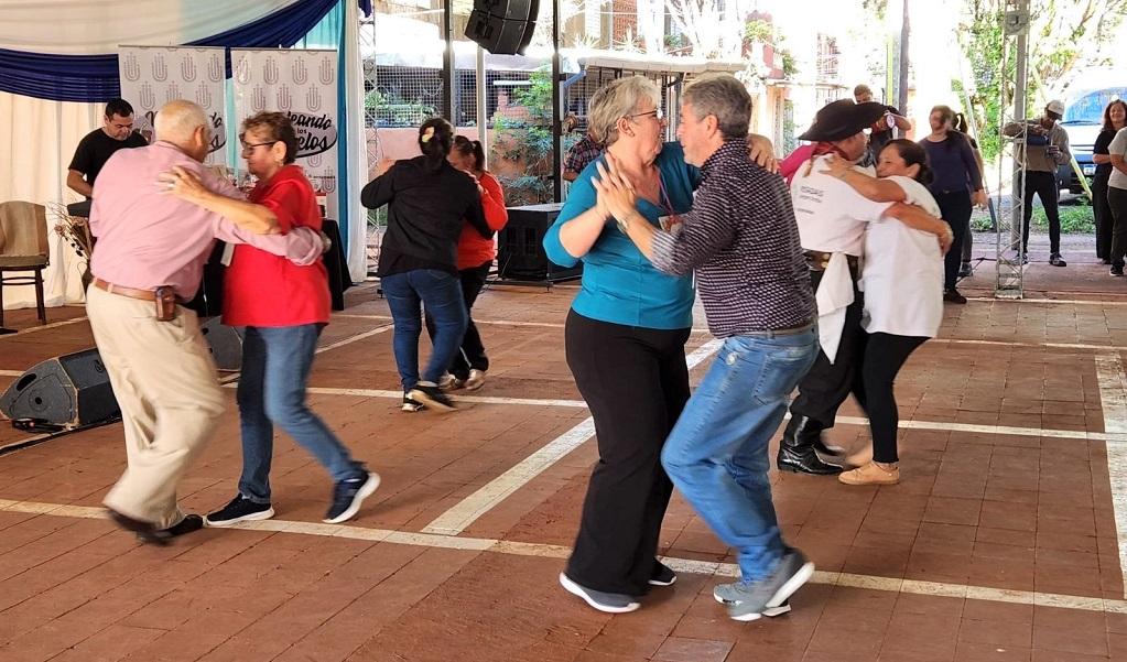 Cuatro parejas bailan chamamé durante el encuentro de abuelos en Villa Cabello.