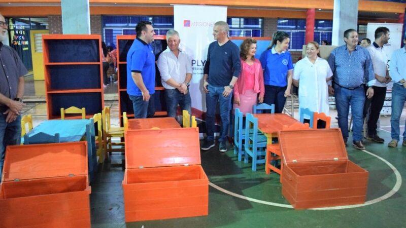 Marcelo Ledesma, Carlos Koth y Carlos Arce junto al mobiliario entregado a escuelas de Puerto Rico.