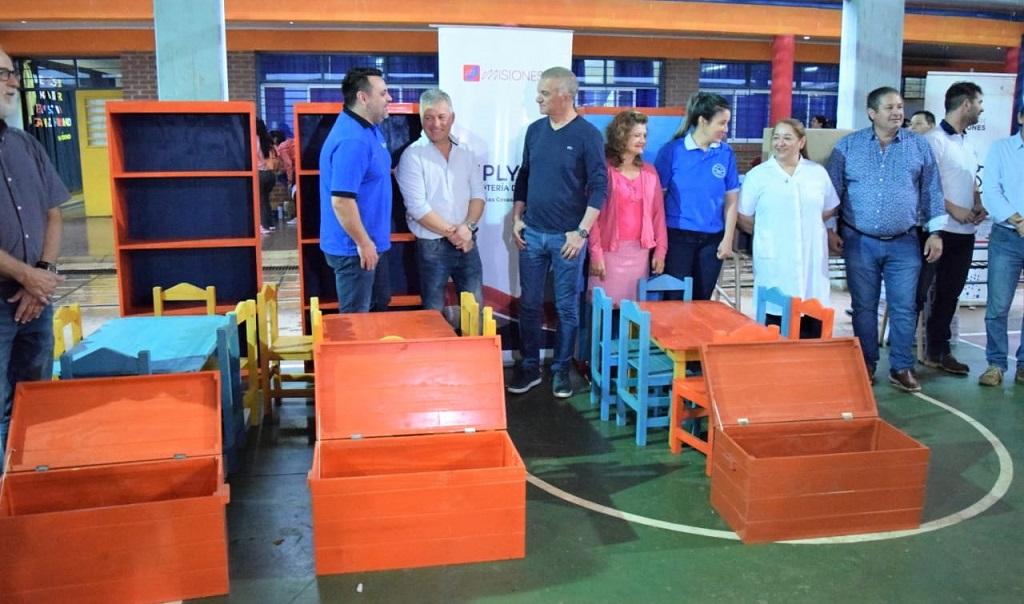 Marcelo Ledesma, Carlos Koth y Carlos Arce junto al mobiliario entregado a escuelas de Puerto Rico.