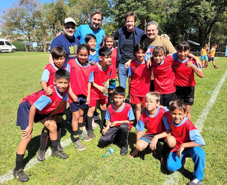 Rolando “Flaco” Schiavi y  Héctor Decut con equipo  mixto de niños, participantes del Torneo Amistad.