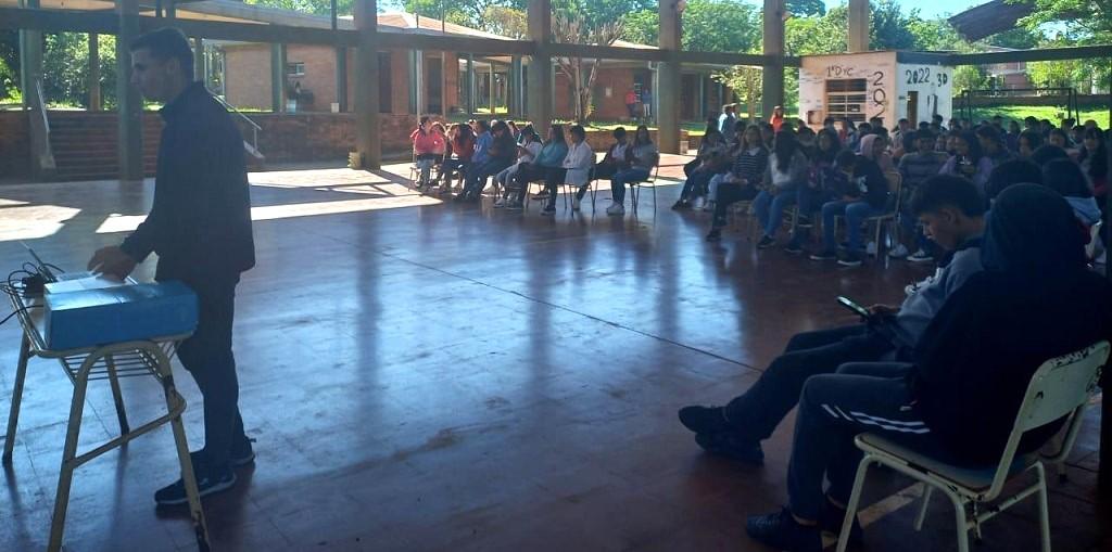 Alumnos del BOP 27 durante la charla en el patio de la escuela.