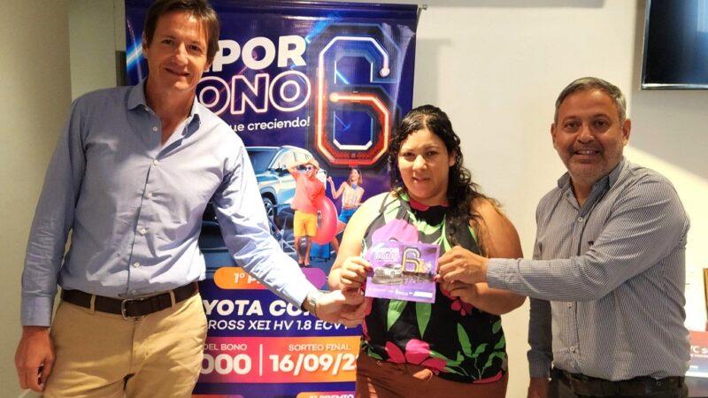 Ganadora recibe premio mayor del Deporbono 6 de manos de Héctor Decut y Héctor Corti.