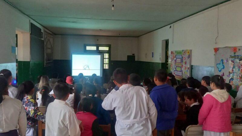 Alumnos de la Escuela 627 de Santa Inés miran video durante la charla sobre adicciones y emociones.