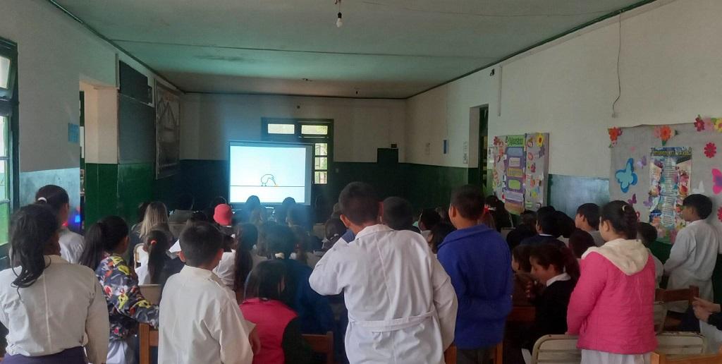 Alumnos de la Escuela 627 de Santa Inés miran video durante la charla sobre adicciones y emociones.