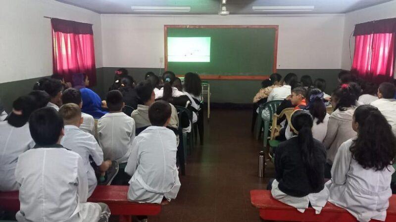 Estudiantes de Garuhapé, de la escuela 714, durante la charla de prevención de adicciones.