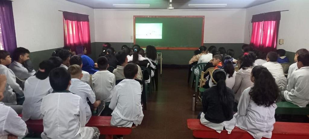 Estudiantes de Garuhapé, de la escuela 714, durante la charla de prevención de adicciones.