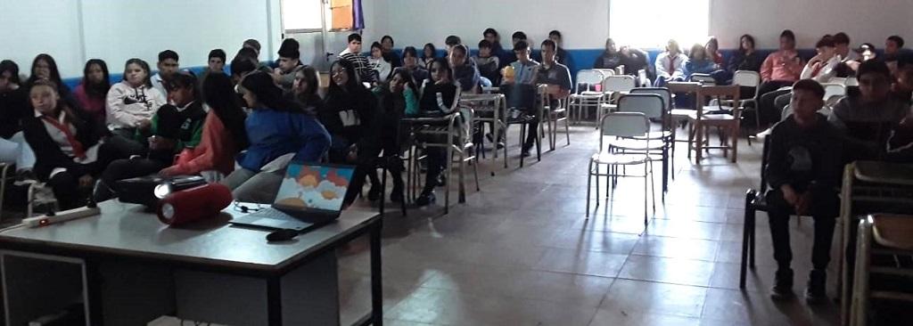 Alumnos deL BOP 101 en una de las charlas desarrolladas por Juego Responsable en escuelas de Santo Pipó.