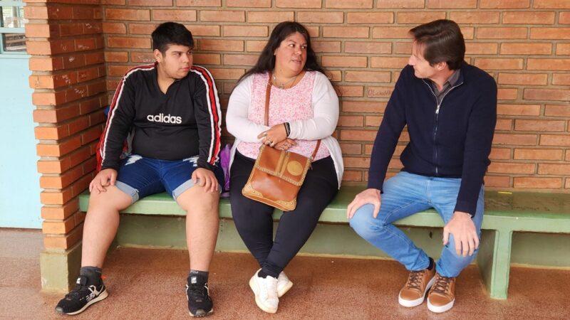 Dos vecinos del barrio San Isidro charlan con Héctor Decut.