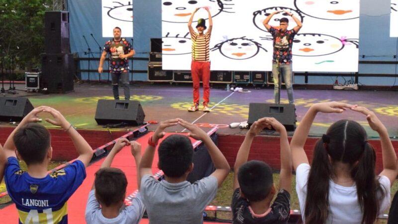 Niños acompañan el show de Gurises durante la Expo Eldrado 2023.
